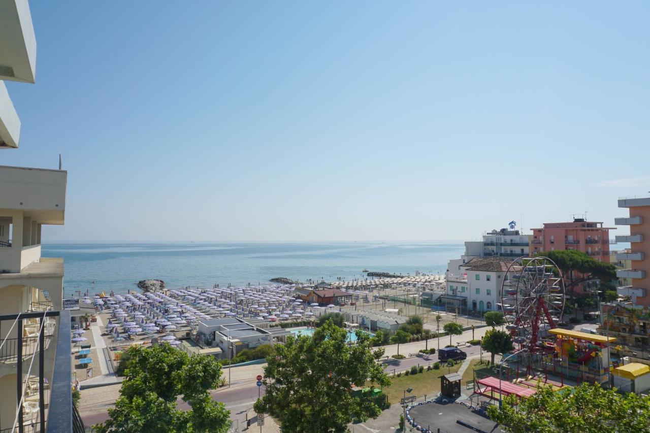 Hotel Bristol - A 30 Mt Dalla Spiaggia Мизано-Адриатико Экстерьер фото