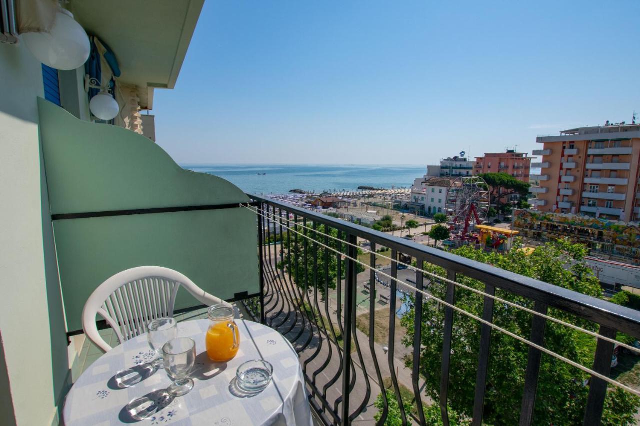 Hotel Bristol - A 30 Mt Dalla Spiaggia Мизано-Адриатико Экстерьер фото