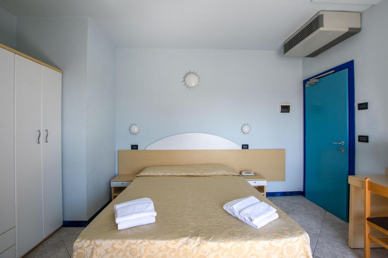 Hotel Bristol - A 30 Mt Dalla Spiaggia Мизано-Адриатико Экстерьер фото