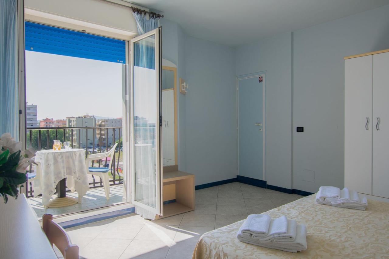 Hotel Bristol - A 30 Mt Dalla Spiaggia Мизано-Адриатико Экстерьер фото