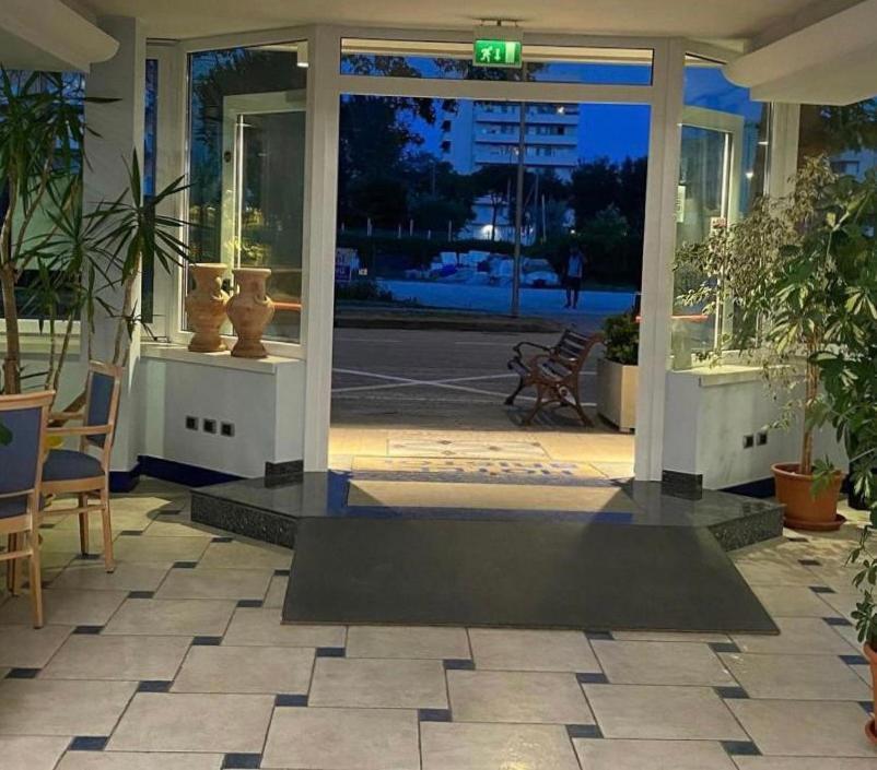 Hotel Bristol - A 30 Mt Dalla Spiaggia Мизано-Адриатико Экстерьер фото