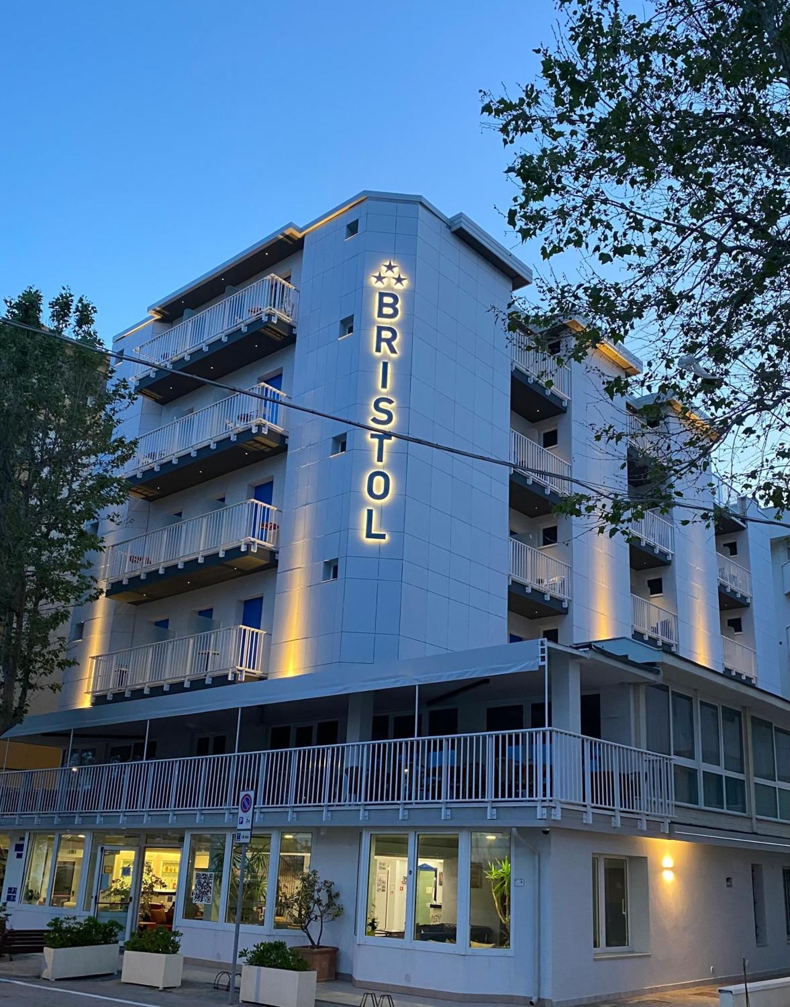 Hotel Bristol - A 30 Mt Dalla Spiaggia Мизано-Адриатико Экстерьер фото