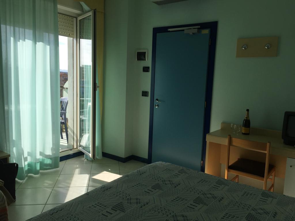Hotel Bristol - A 30 Mt Dalla Spiaggia Мизано-Адриатико Номер фото