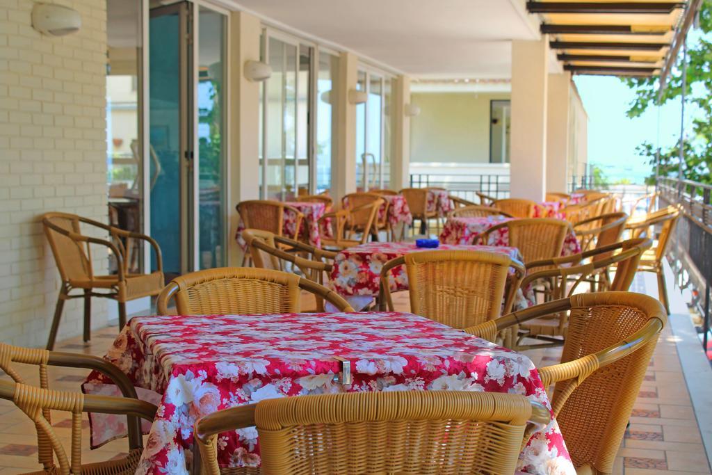 Hotel Bristol - A 30 Mt Dalla Spiaggia Мизано-Адриатико Экстерьер фото