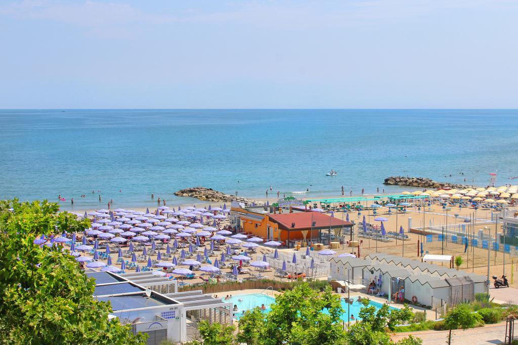 Hotel Bristol - A 30 Mt Dalla Spiaggia Мизано-Адриатико Экстерьер фото