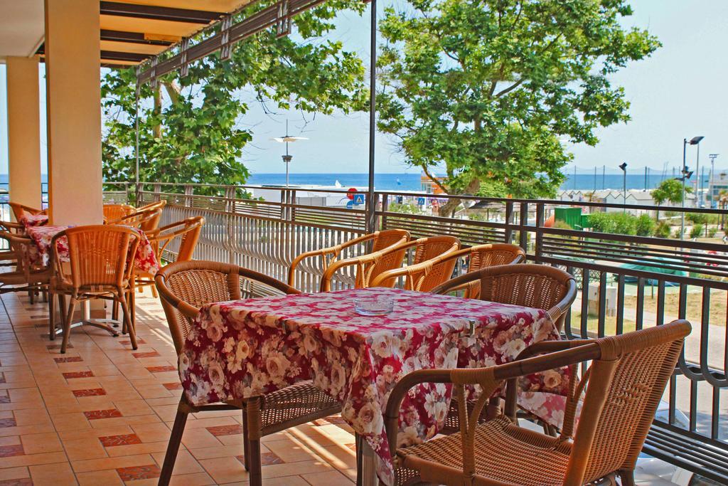 Hotel Bristol - A 30 Mt Dalla Spiaggia Мизано-Адриатико Экстерьер фото