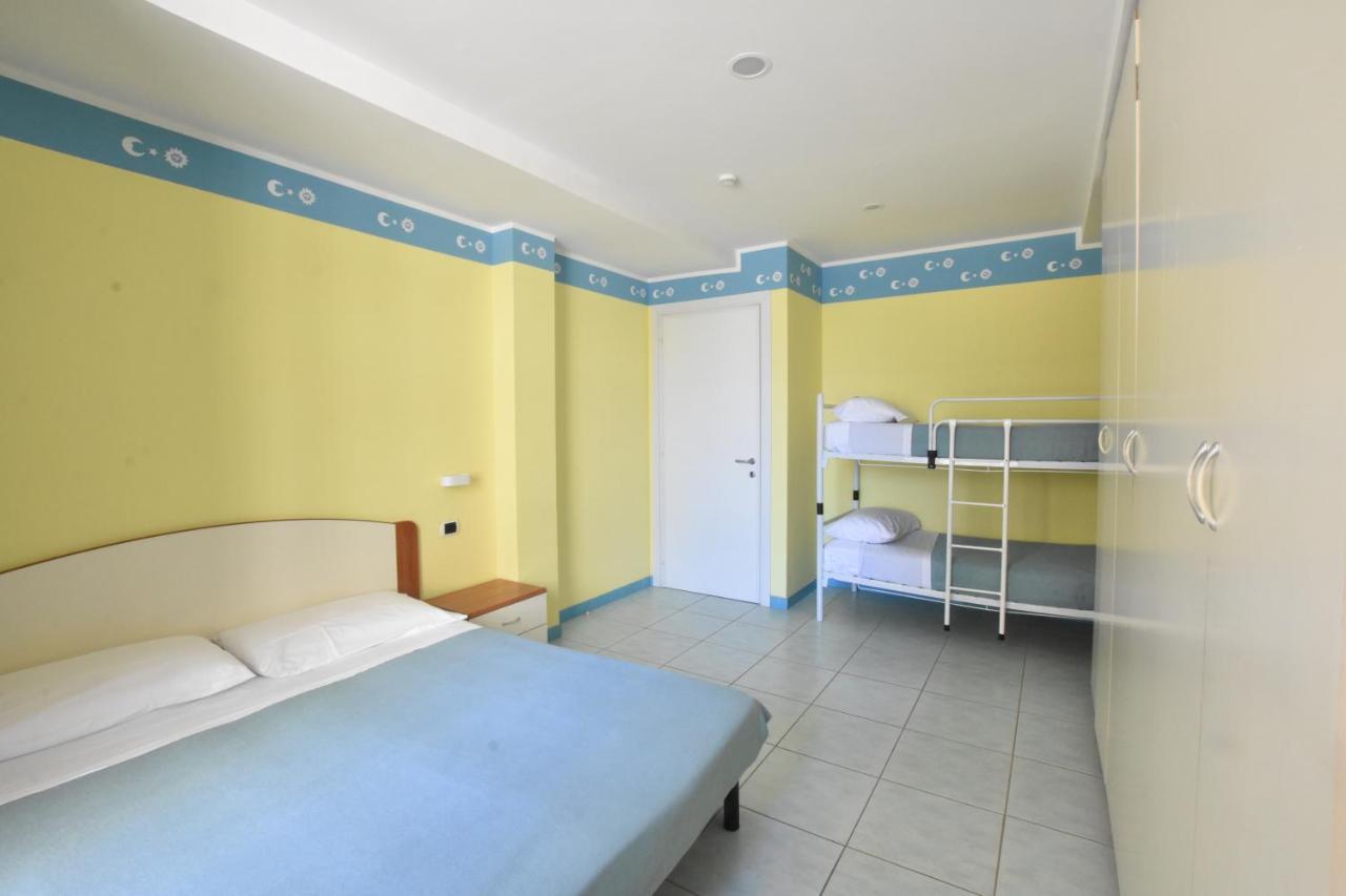 Hotel Bristol - A 30 Mt Dalla Spiaggia Мизано-Адриатико Экстерьер фото